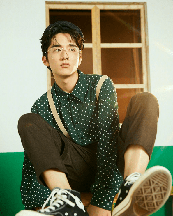 公司给他换了一个新造型团队,想在以后的活动中脱颖而出,默读张新成