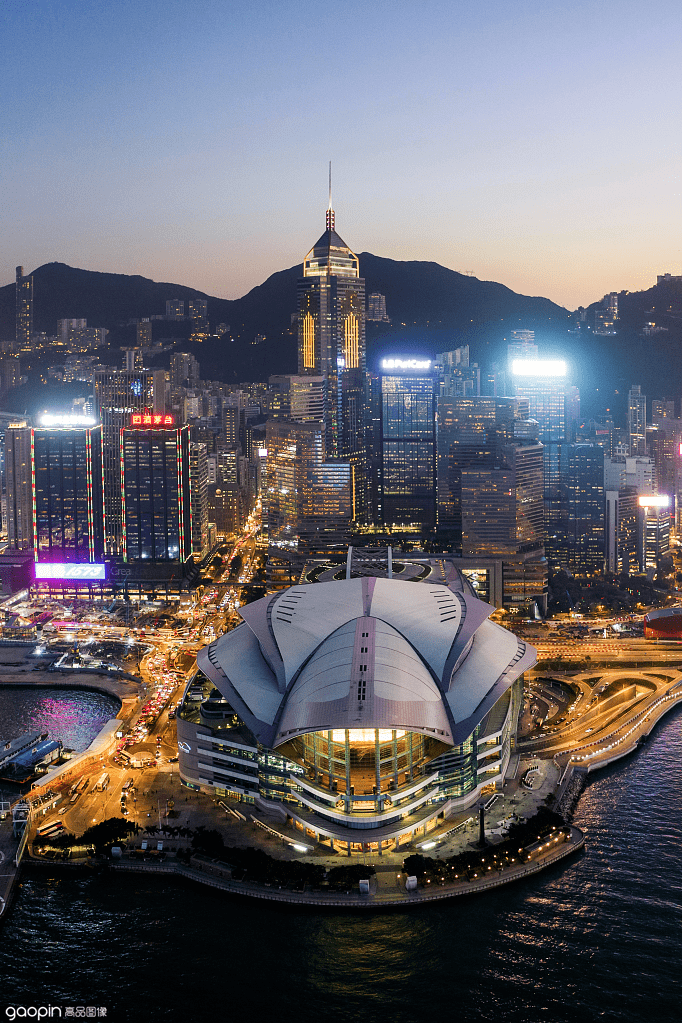 香港会议展览中心于1988年11月开幕,这座建筑奠定了香港成为亚洲区
