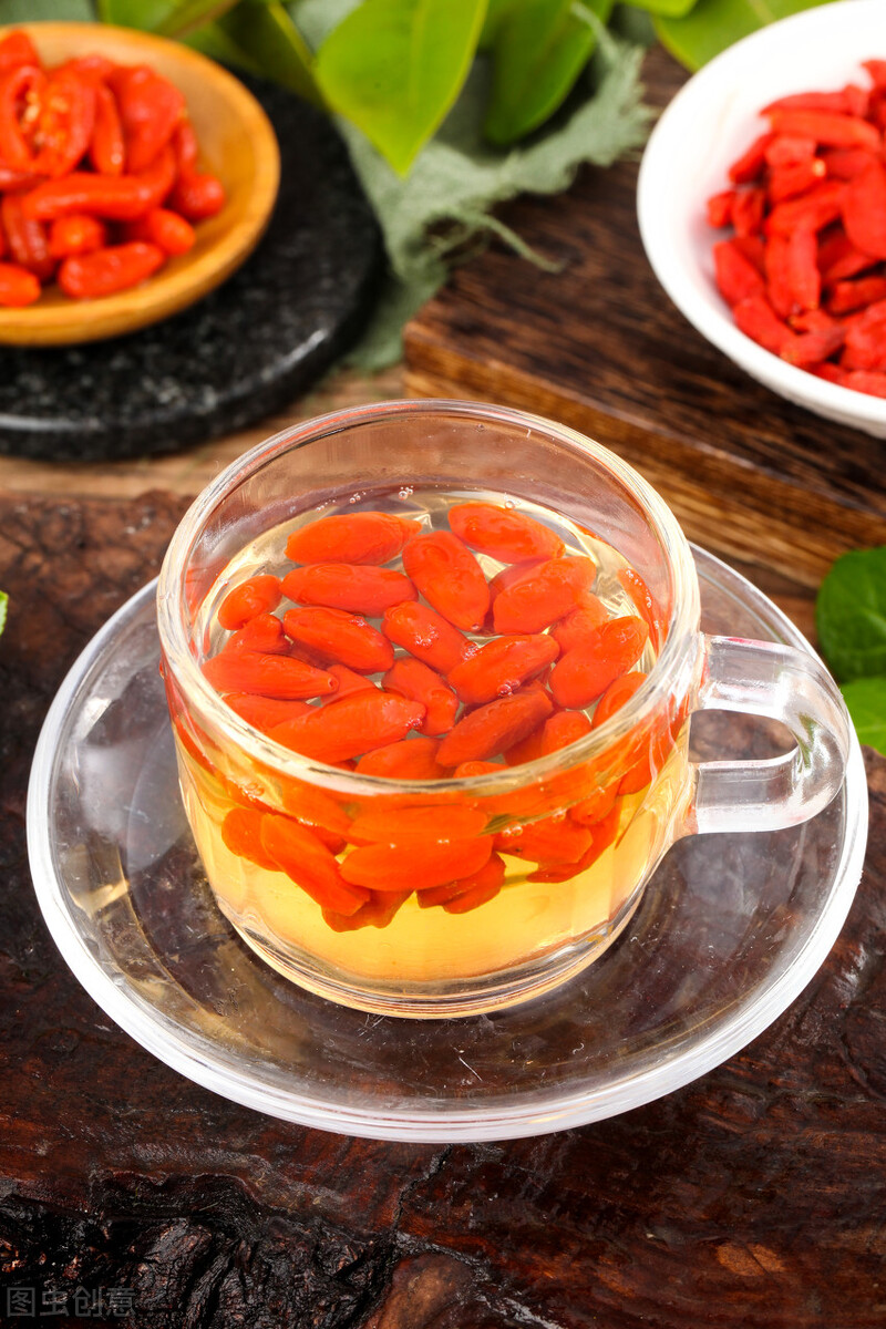 这时候,网上一些有趣的媳妇们就会递上满满一杯枸杞子茶,然后含情脉脉