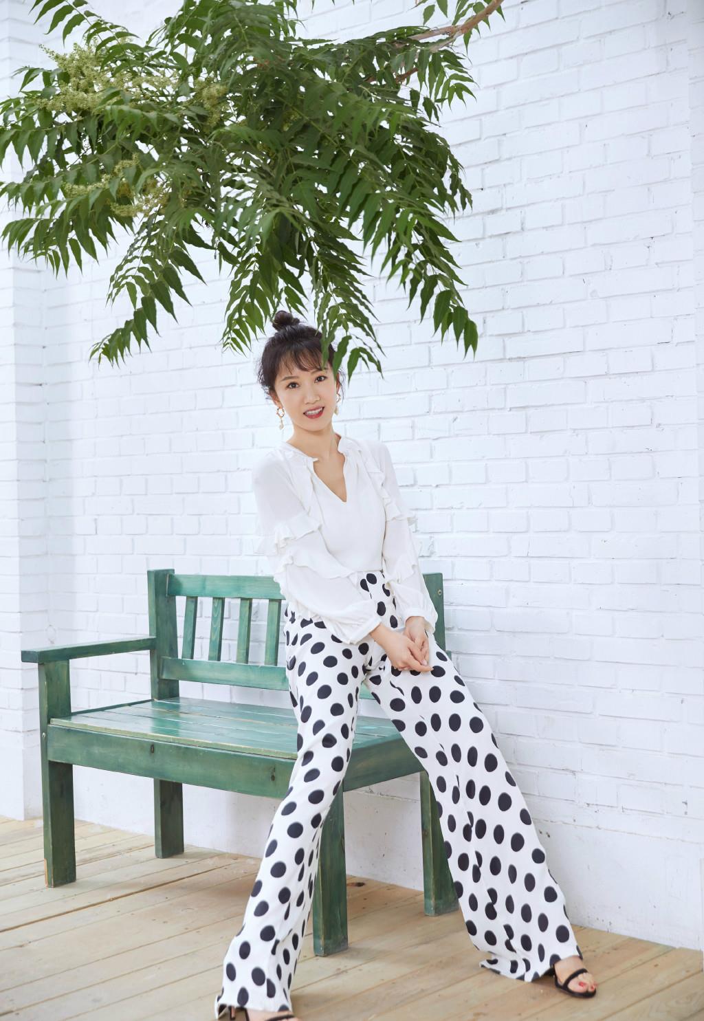 原创被二嫂李念的波点裤美到配v领白衬衫少女感堪称阔太圈top
