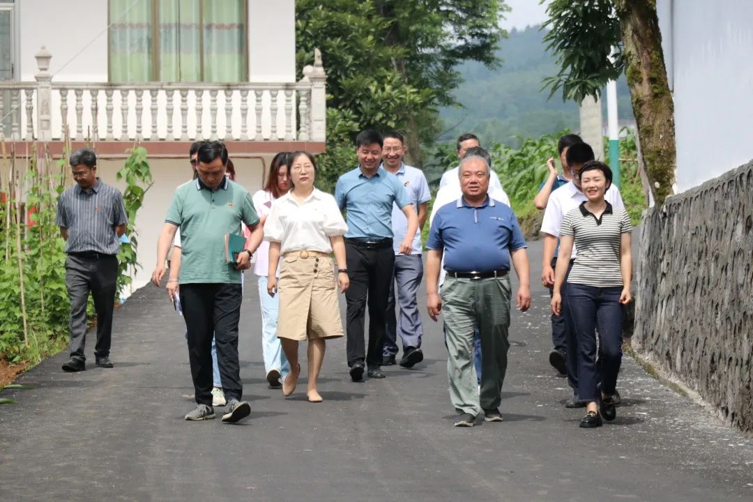 遵義職業技術學院黨政領導帶隊到正安鳳岡縣相關鄉鎮開展調研慰問活動