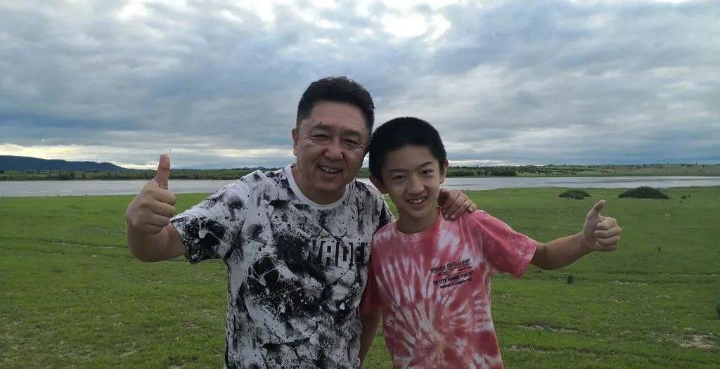 于谦二儿子首曝光,继承妈妈瓜子脸,和14岁哥哥似复制粘贴_图片_生活