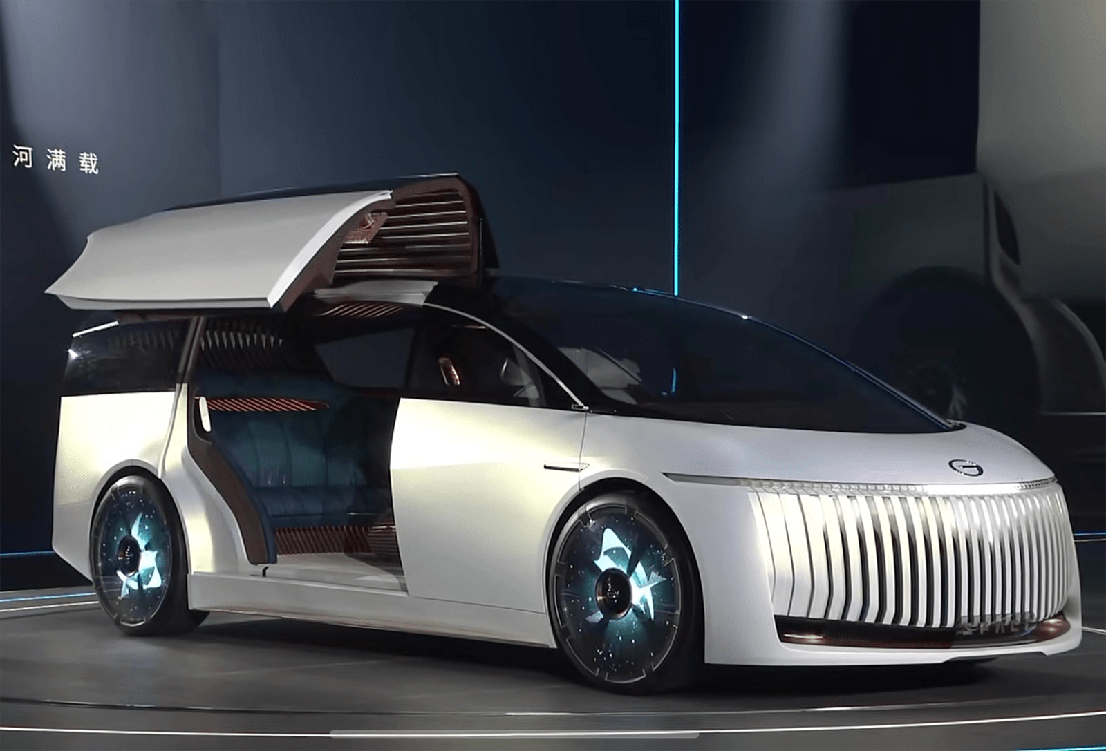 近日广汽传祺发布了全新mpv概念车,新车的前脸部分采用大面积的直瀑式