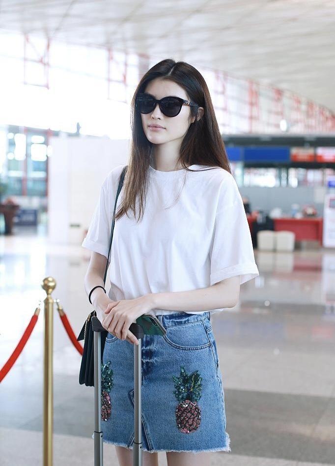 女明星不是个合格的"大妈",蓝衬衫配百褶裙优雅温柔,清新减龄_白色