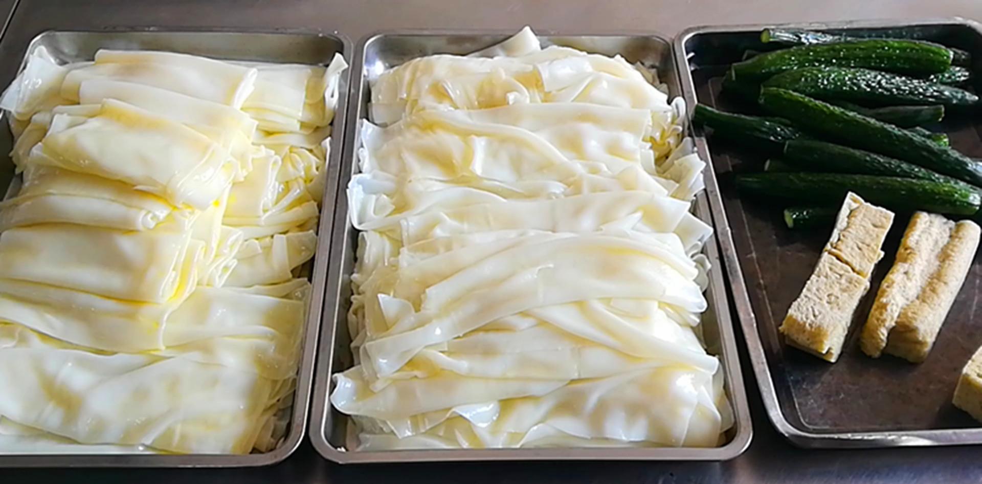 凉皮30斤,黄瓜5斤,烤麸3斤,油炸花生米1斤,香菜0.5斤.材料