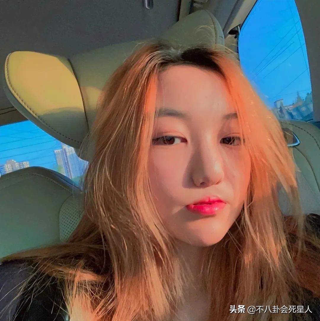 星二代,染白发化浓妆,穿露背泳衣,却个个未满20岁_王曼西_女儿_曹华恩