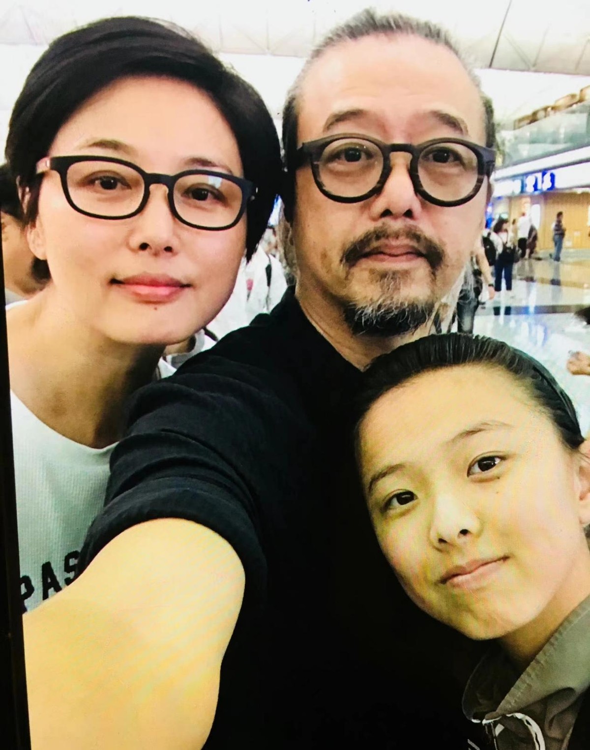 原创张延一家三口同框大佬丈夫满头银发像长辈女儿长成爸爸翻版