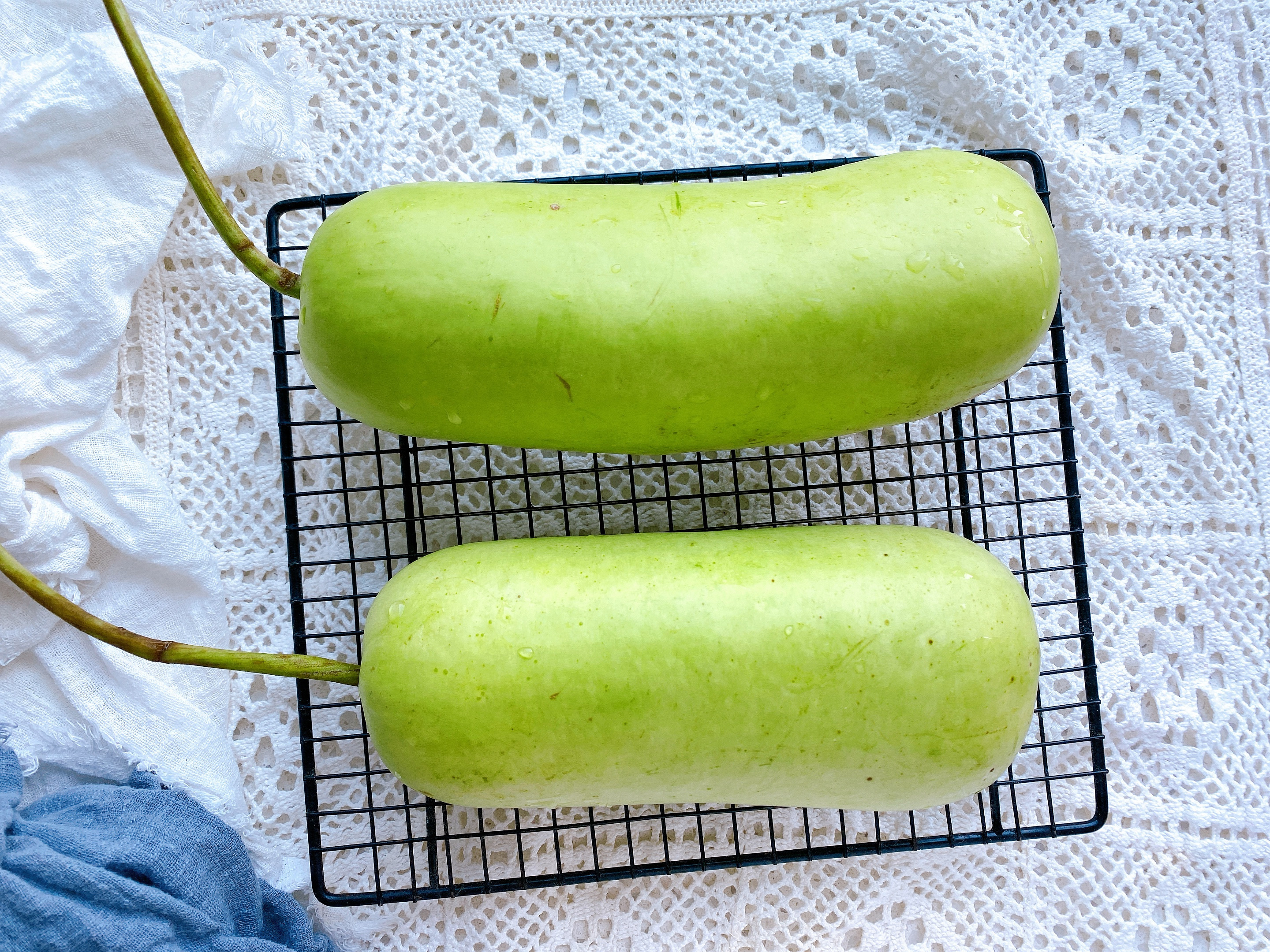 原创天气热吃什么菜好这个瓜就特别合适钙钾含量高脆嫩解暑