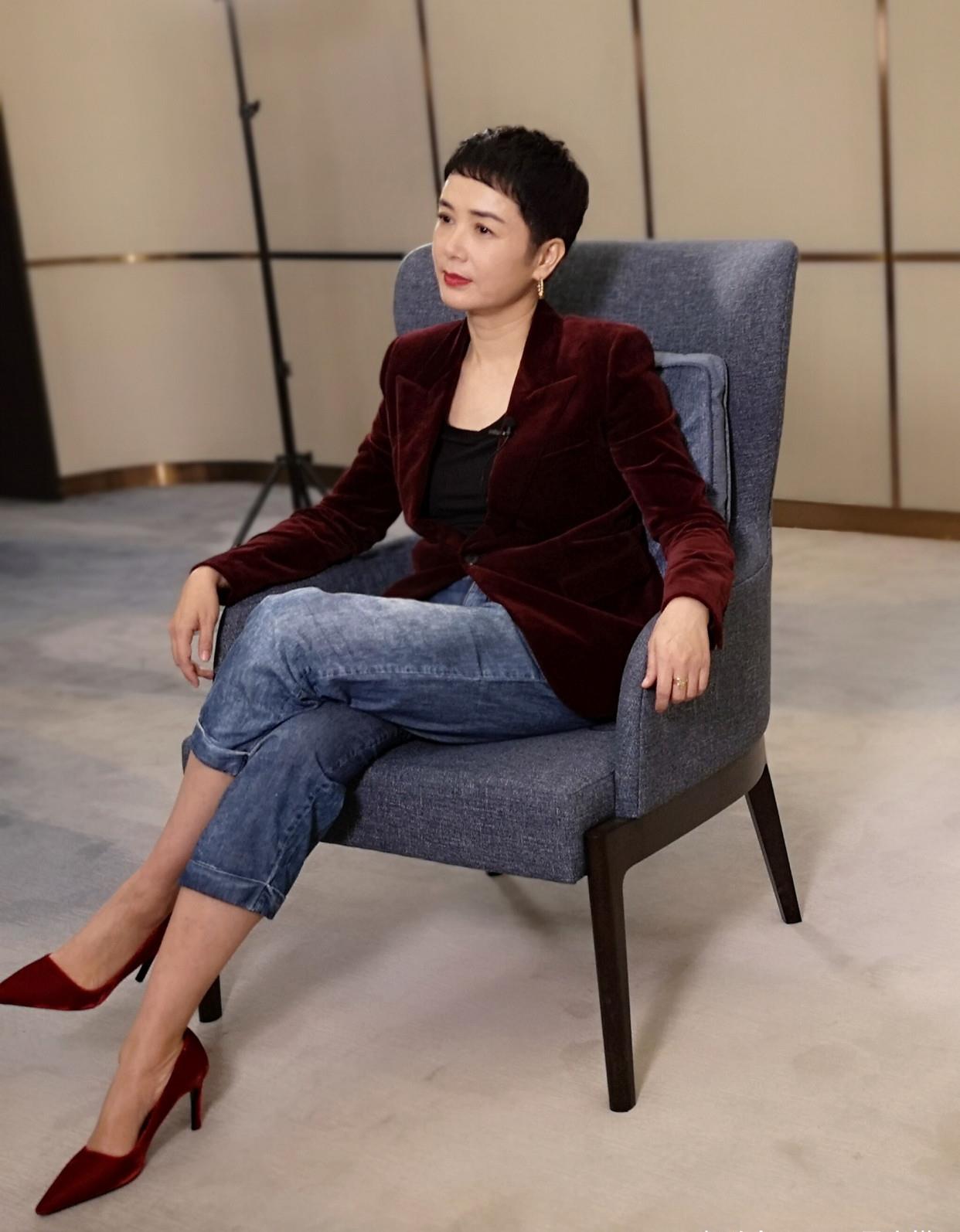 54岁蒋雯丽身材太意外紧身裙凹出成时尚女人味超短发美出新高度