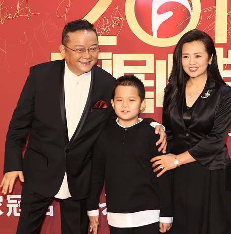 原创71岁王刚小老婆曝光年龄相差20岁老来得一子与孙子同岁