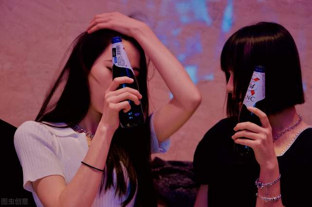 但天有不测风云,得知张某竟然真的成功升学后,与张某一同在ktv工作的"