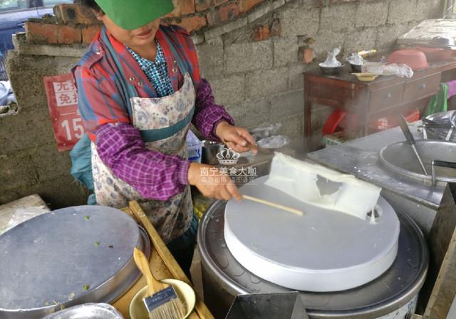 一个简陋的摊位卖了8年卷筒粉,每天卖出2000条,如今帮儿子买车买房