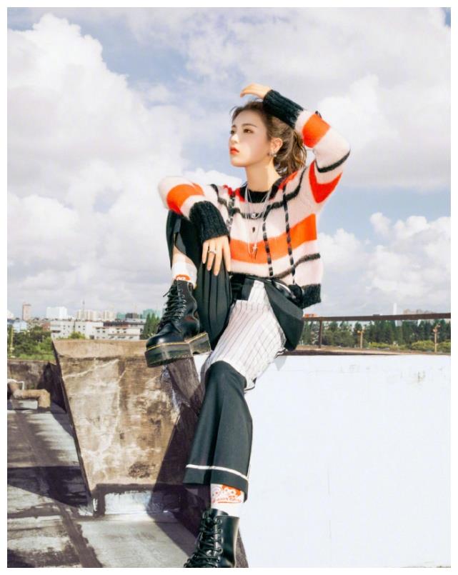 杨超越穿马丁靴耍帅,当看到袜子:它还没"成年"就出来工作了?