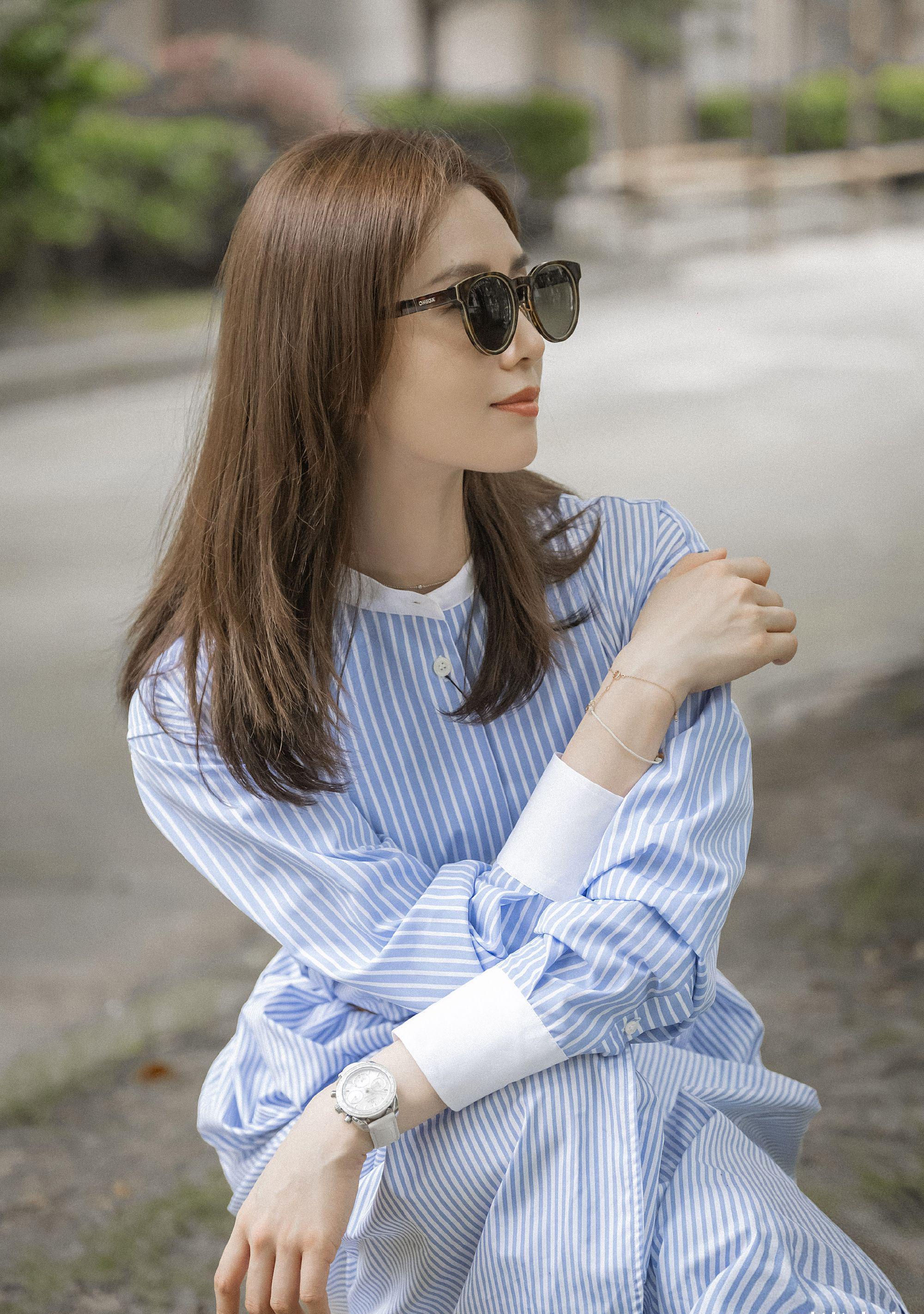 原创刘诗诗被玩偶人碰到头可爱反应圈粉无数蓝色礼服大气优雅