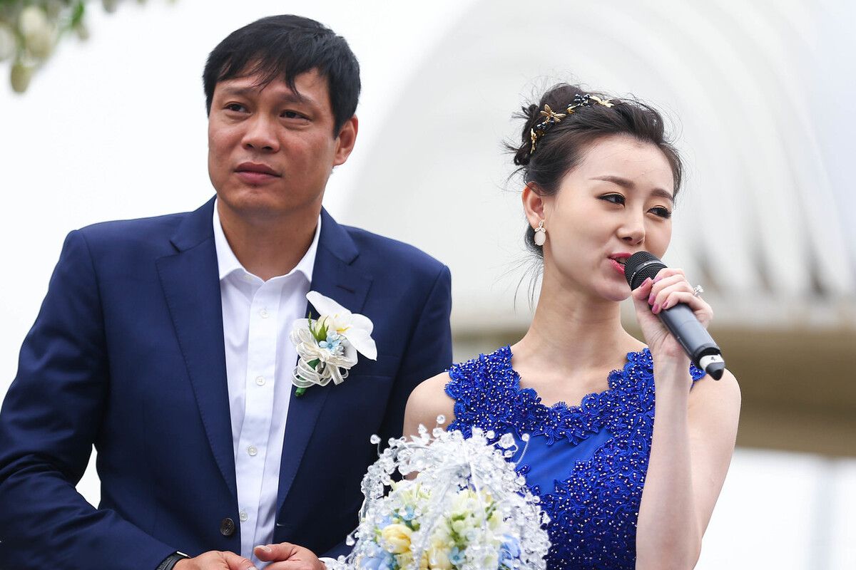 原创范志毅女儿晒美照穿抹胸裙秀傲人曲线与大7岁土豪男友疑分手