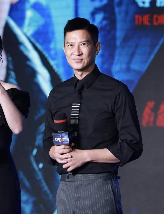 张家辉拍戏很棒,所以他的片酬也很高,但也不仅仅只是靠着拍戏就有上亿