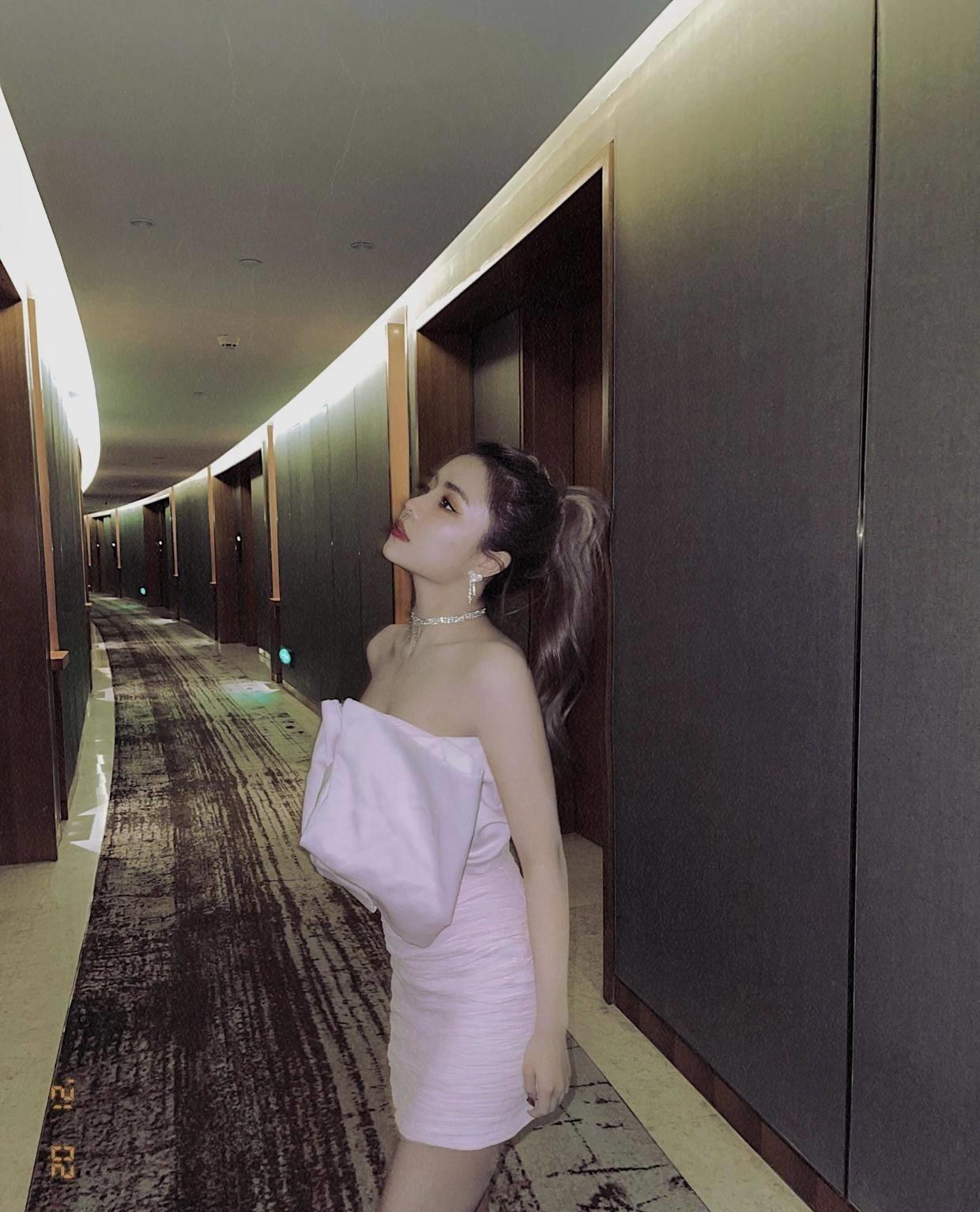 原创安崎真是迷死人了原来小个子穿抹胸裙这么性感线条迷人又招摇