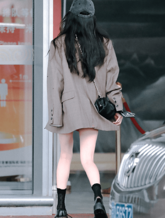 34岁杨幂拍恋爱剧上下班氛围感拉满路透显露真实腿围