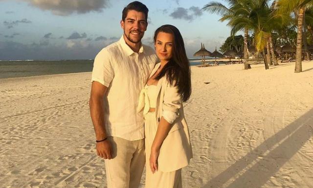 拥有完美身材和棕色头发的萨比娜很快吸引了曼城球迷的注意.