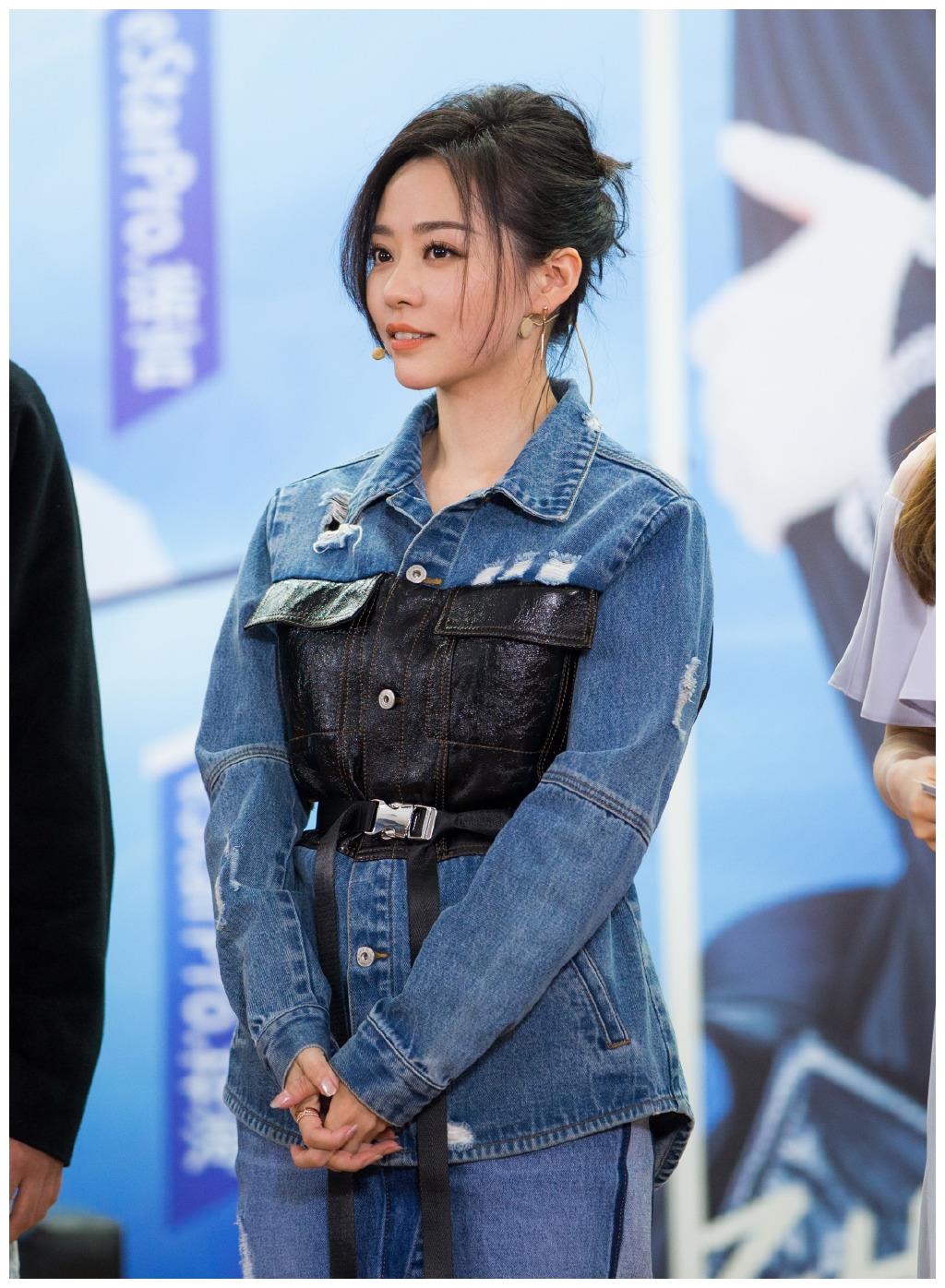 张靓颖嫌牛仔裙不够性感,特地在中间剪了一条宽缝,更有女人味了_小张