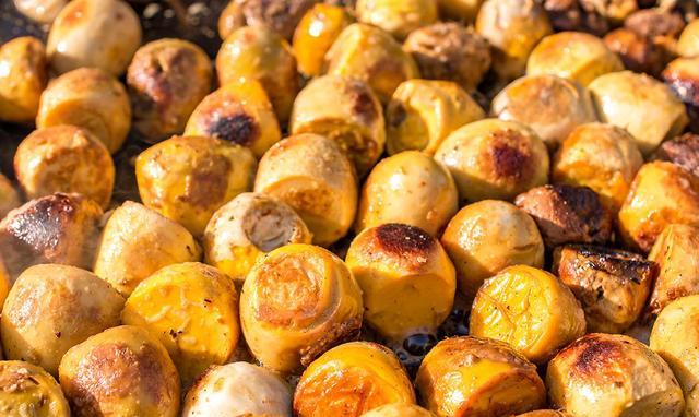 第五种就是烤的毛蛋,这个是真的香,闻着味道走不动,但是看着却不是很