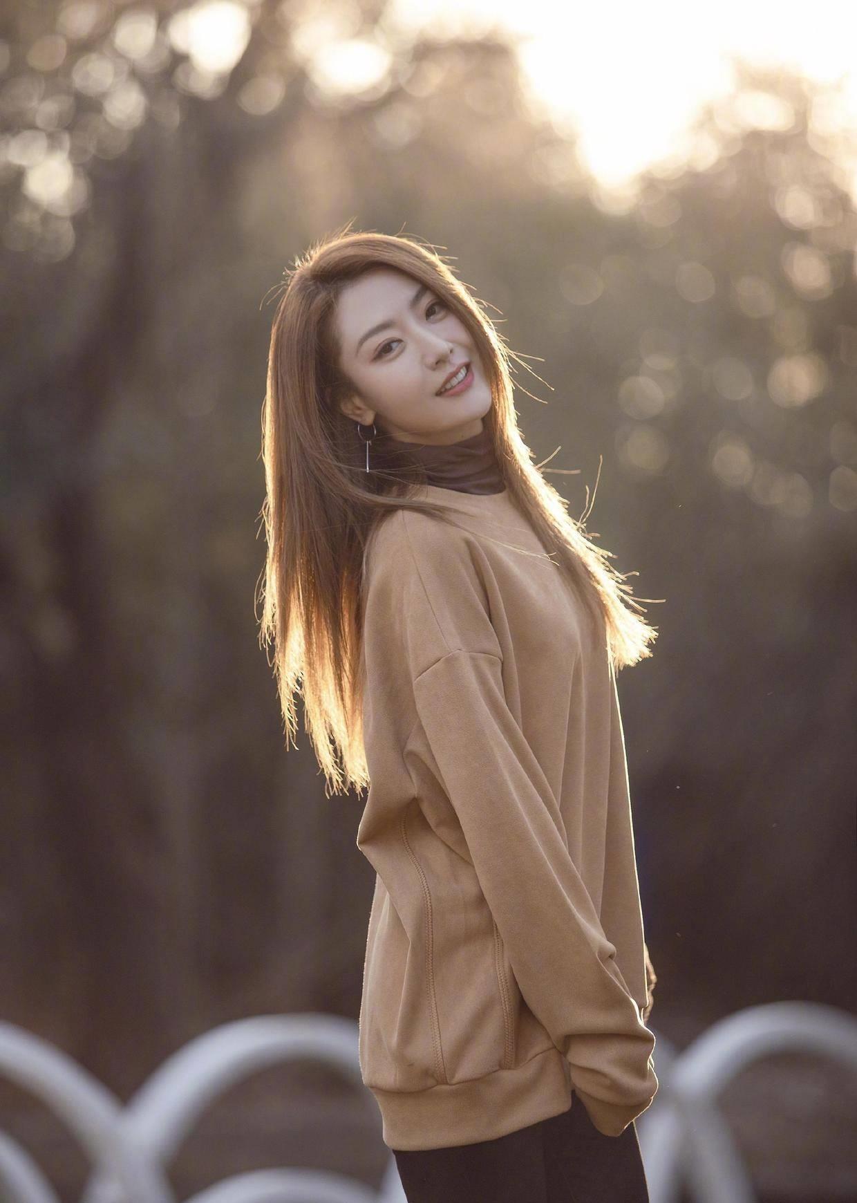 小姐姐们在日常生活中可以多多尝试类似的穿搭哦~白冰的日常穿搭还是