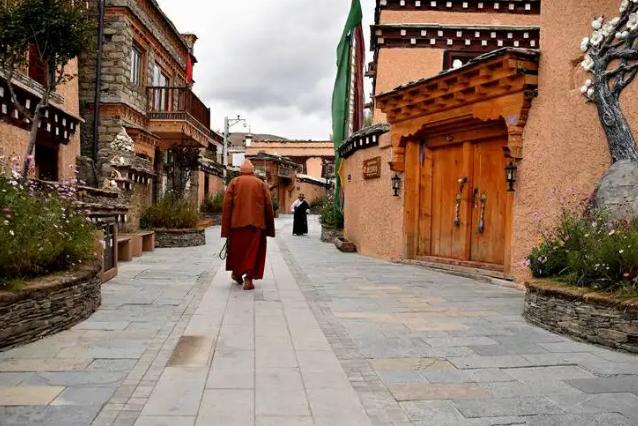 原创             四川这一古镇，位于海拔4000米以上，藏族风情浓厚，还能免费参观
