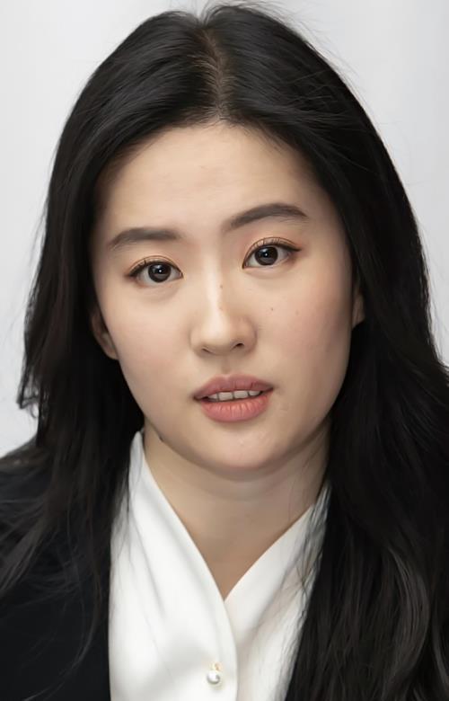 原创刘亦菲活动照片曝光膀大腰圆仙气全无满满的大妈既视感