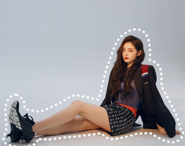 周洁琼身材太绝了!巧用运动风秀出小蛮腰,超短裙展现修长腿线!