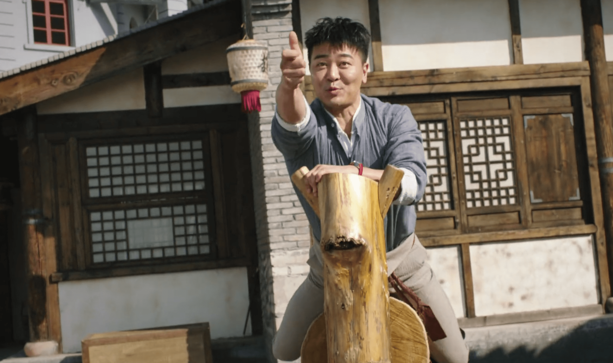 按照《烈火战马》的设定,赵大器是个二十多岁的少爷,喜欢仗义执言.