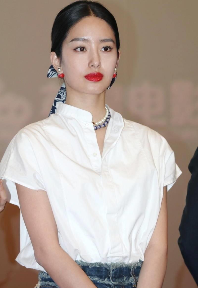 杨采钰鼻子真高图片