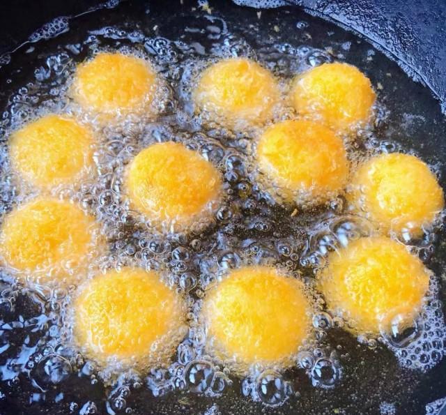 原创炸黑芝麻汤圆外酥里嫩香甜好吃