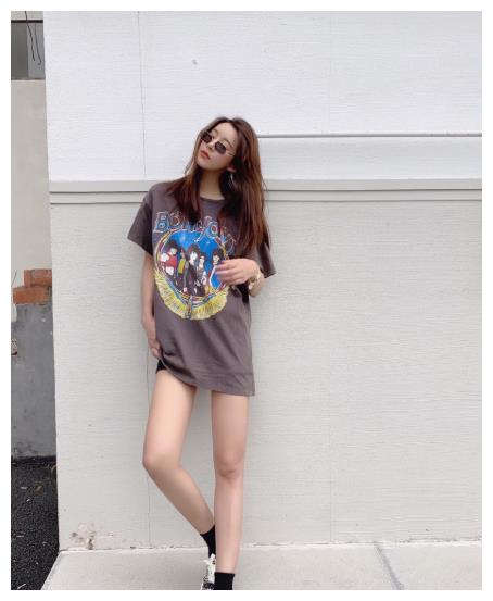 原创张子萱身材有多好宽松t恤搭短裤秀长腿陈赫福气可真大