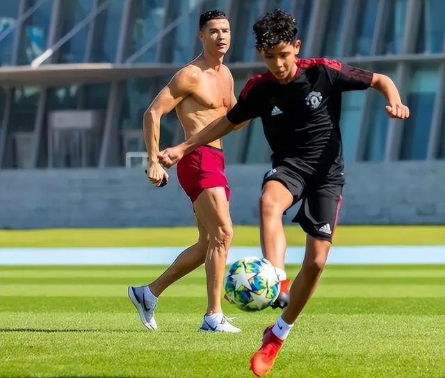 原创c罗女友推4万婴儿车遛娃穿紧身衣身材傲人如今是5个娃的妈