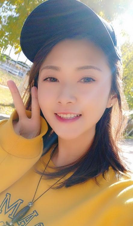 饮食起居的韩佳佟,目光很温和,有别于这类汤粉含春