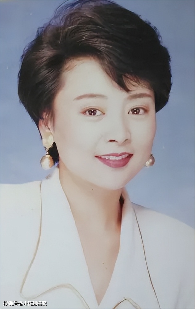 上影“厂花”张瑜,65岁穿着简约大方,到老也优雅
