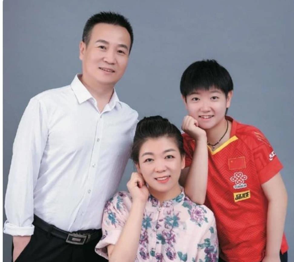 看国乒队五朵金花全家福,孙颖莎妈妈最有气质,朱雨玲爸爸最有钱_丁宁