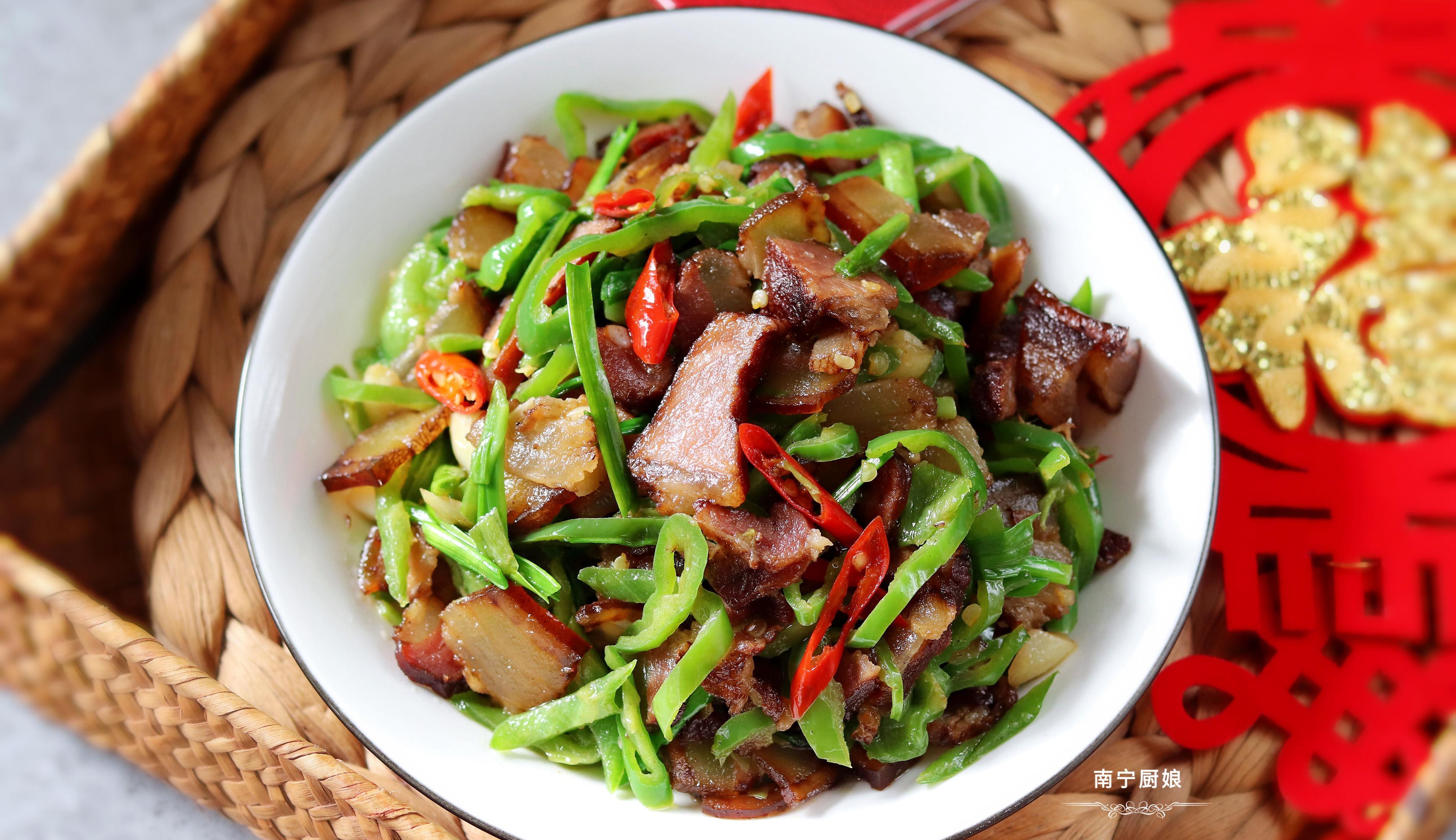 南方人年夜饭必备的一道硬菜,风味独特,味道醇香,光看着就馋人_腊肉