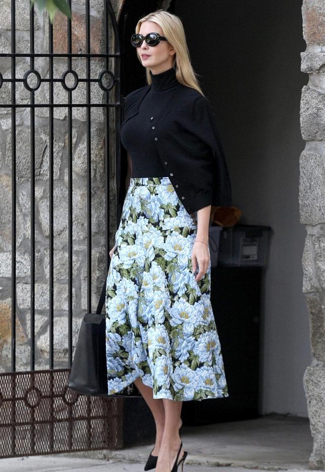 原创39岁伊万卡重回惬意生活素颜亮相海滩欢快冲浪健美身材好抢眼