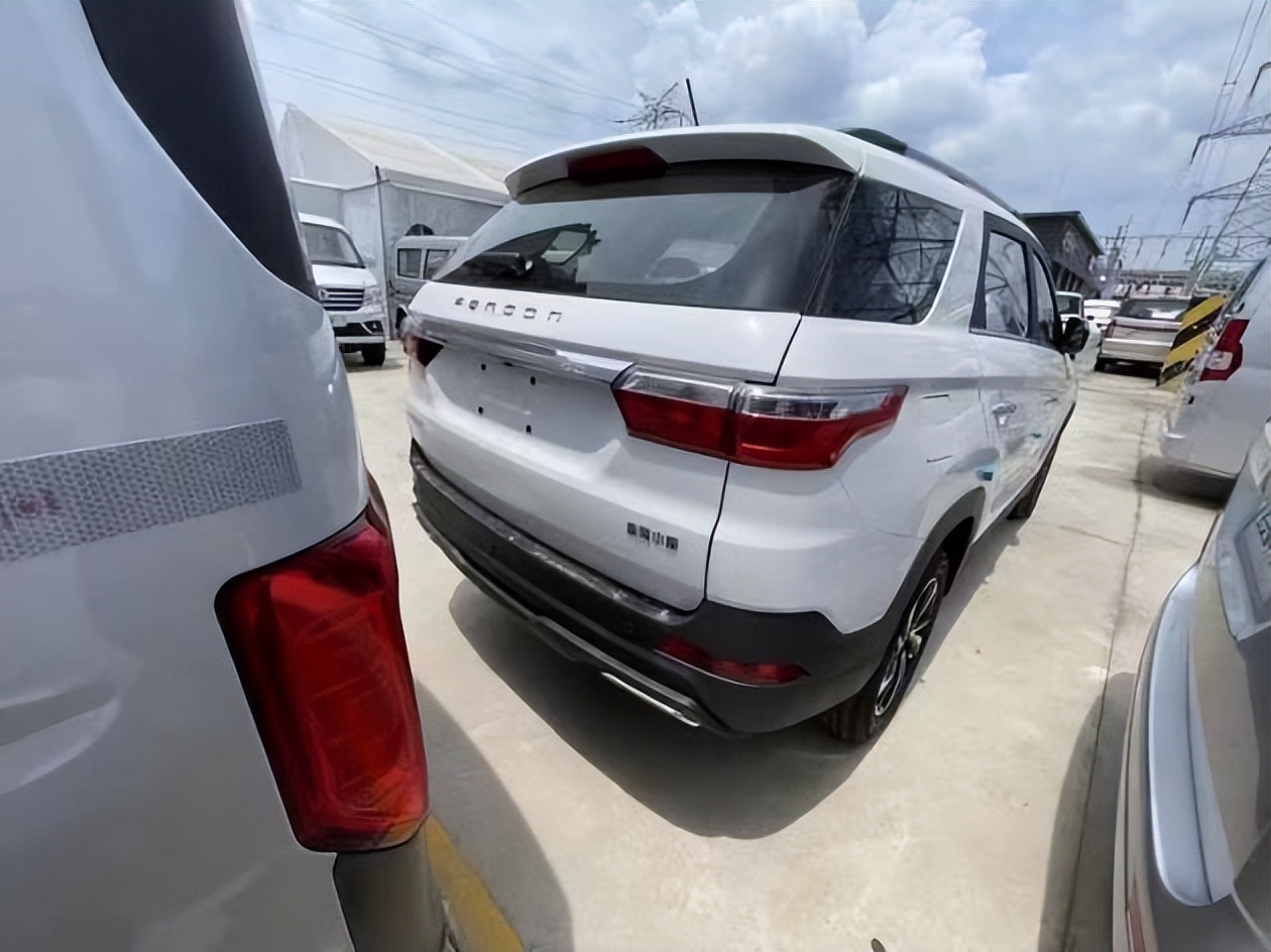 实拍新款东风风光560 全新前脸 6.8升油耗_搜狐汽车_搜狐网