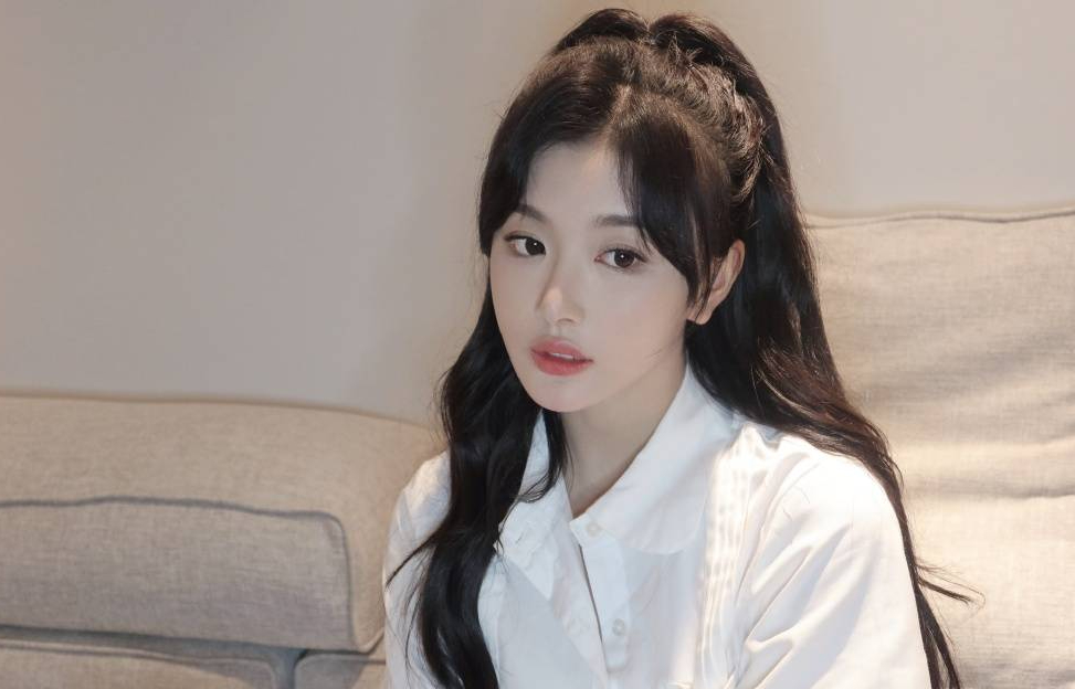 孔雪儿穿衬衫短裙气质清纯 披肩微卷发灵动又可爱