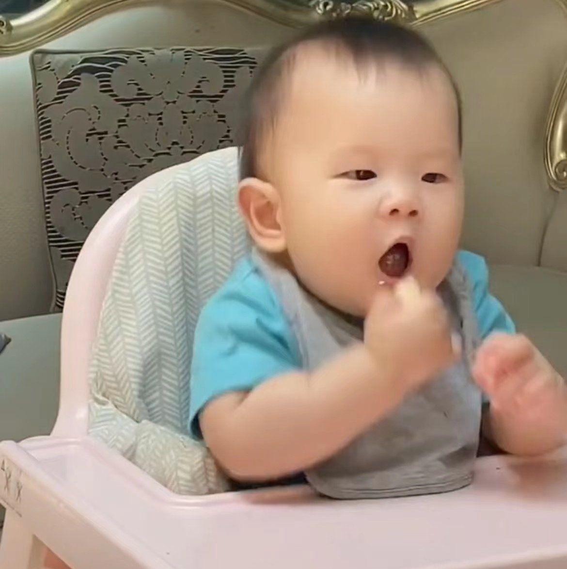 原创红果果晒带娃日常甜蜜亲吻孩子脸颊让女儿独自拿竹签被批危险