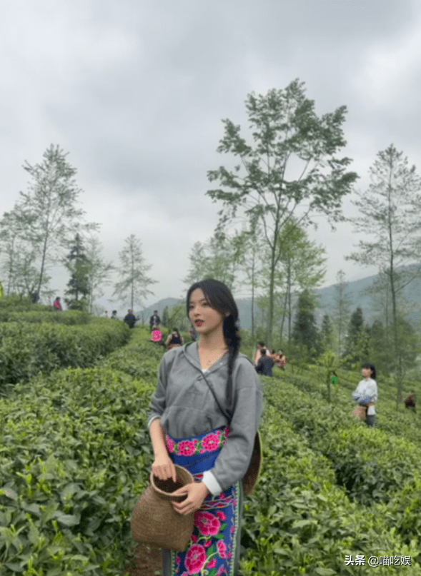 杨超越在农村拍戏,配私人化妆间,拍照时:其他女演员当背景板