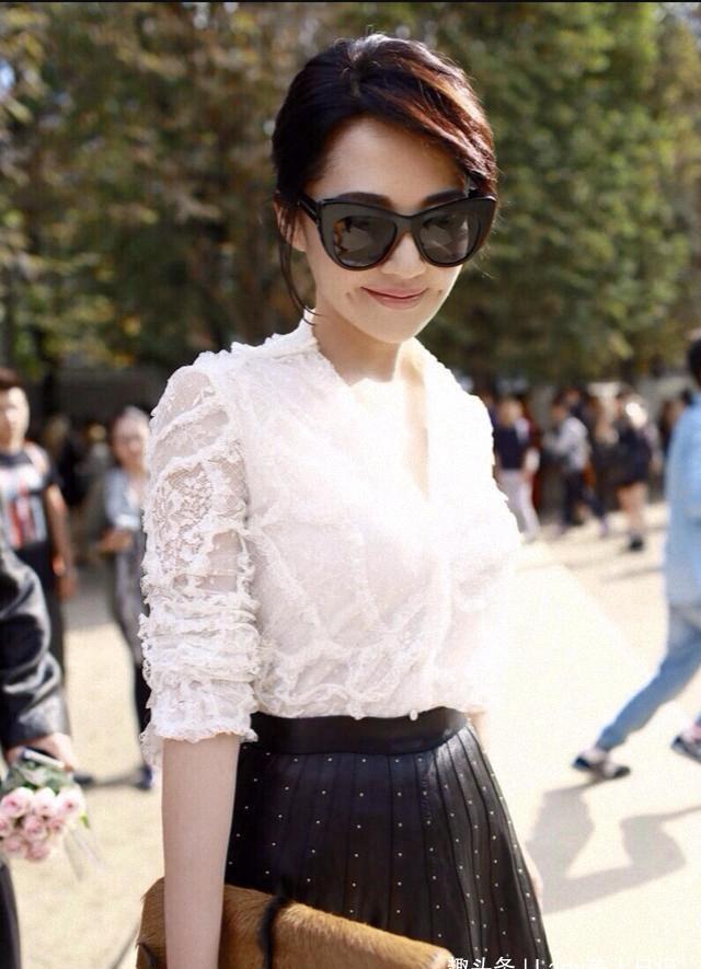 许晴美到国外了,白色时尚衬衫配"时尚裙",时髦又好看_夏日里_线条