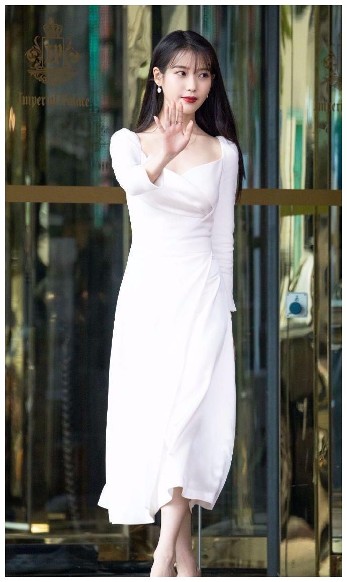 没有任何花纹细节装饰,但是白色裙子似乎对女人总是很亲切,再加上iu
