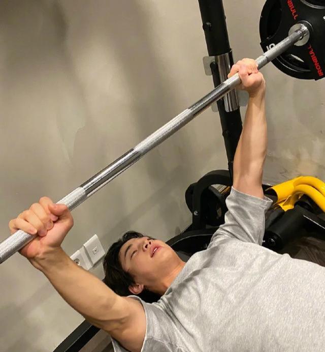 刘宪华大秀肌肉身材,健身多年,大身材肌和搓衣板一样惹眼_腹肌_动作