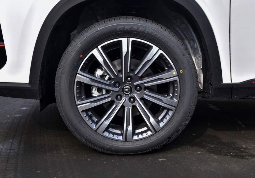 配19英寸轮圈配置差异化长安cs75plus新车型实力如何