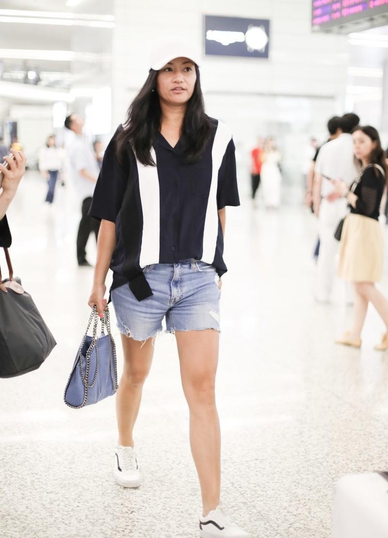 瞿颖是胖了衬衫搭配牛仔短裤腿显得有点时尚既时髦又优雅