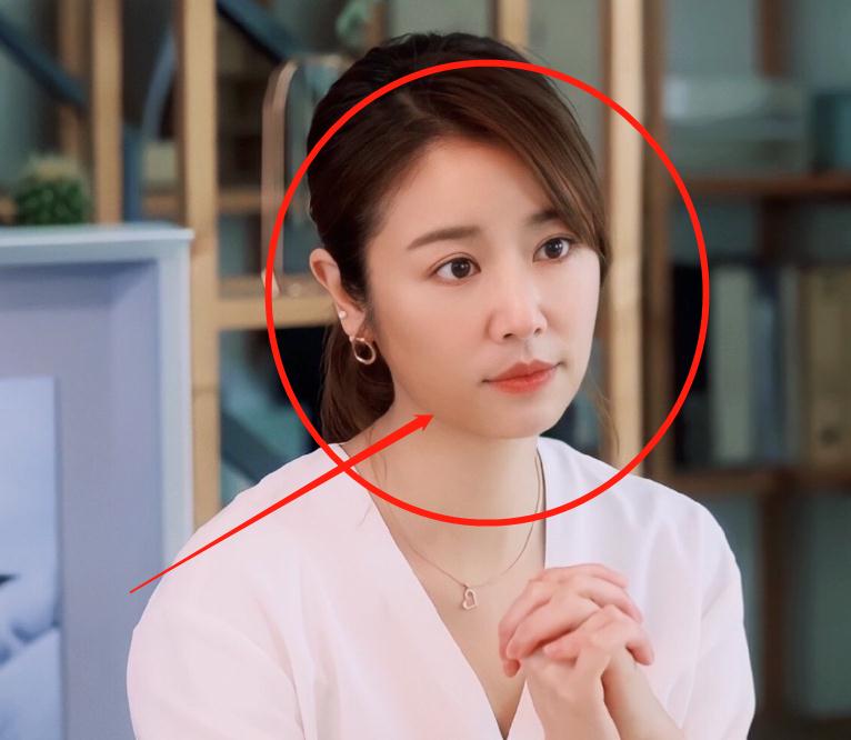 林心如晒素颜照引关注,怼脸自拍超任性,45岁皮肤状态却让人看愣_女