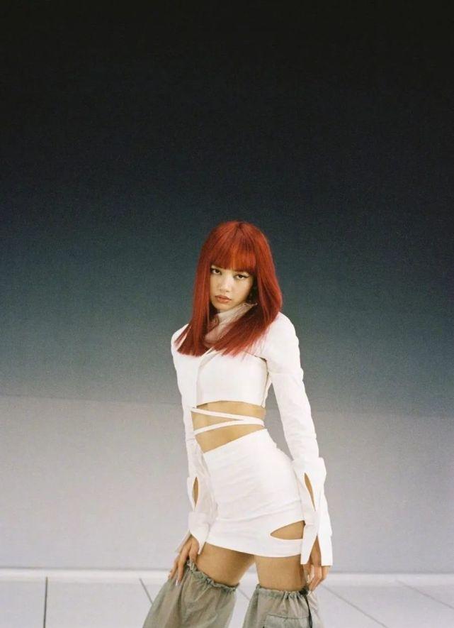 原创lisa辣妹穿搭曝光运动衣服配工装裤秀蜂腰欧美范十足